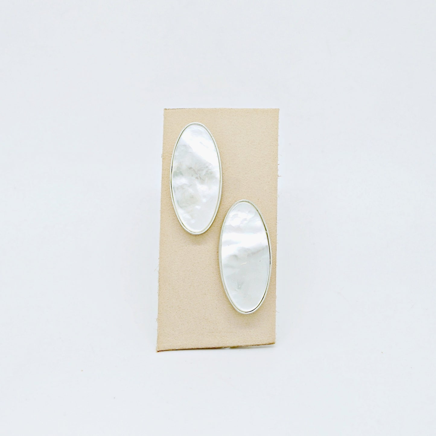 Les Ovales mother of pearl studs