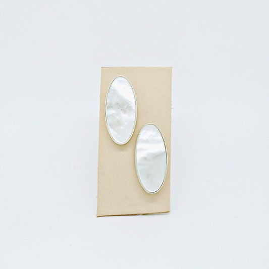 Les Ovales mother of pearl studs