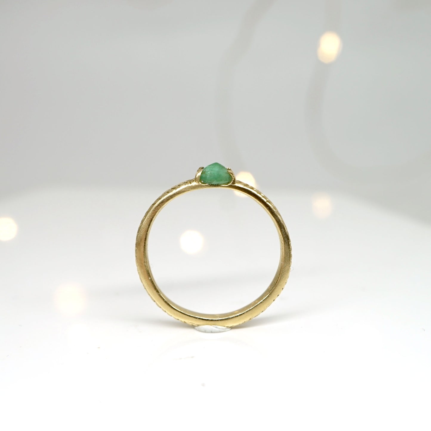 Emerald solitaire ring with details in 14k gold