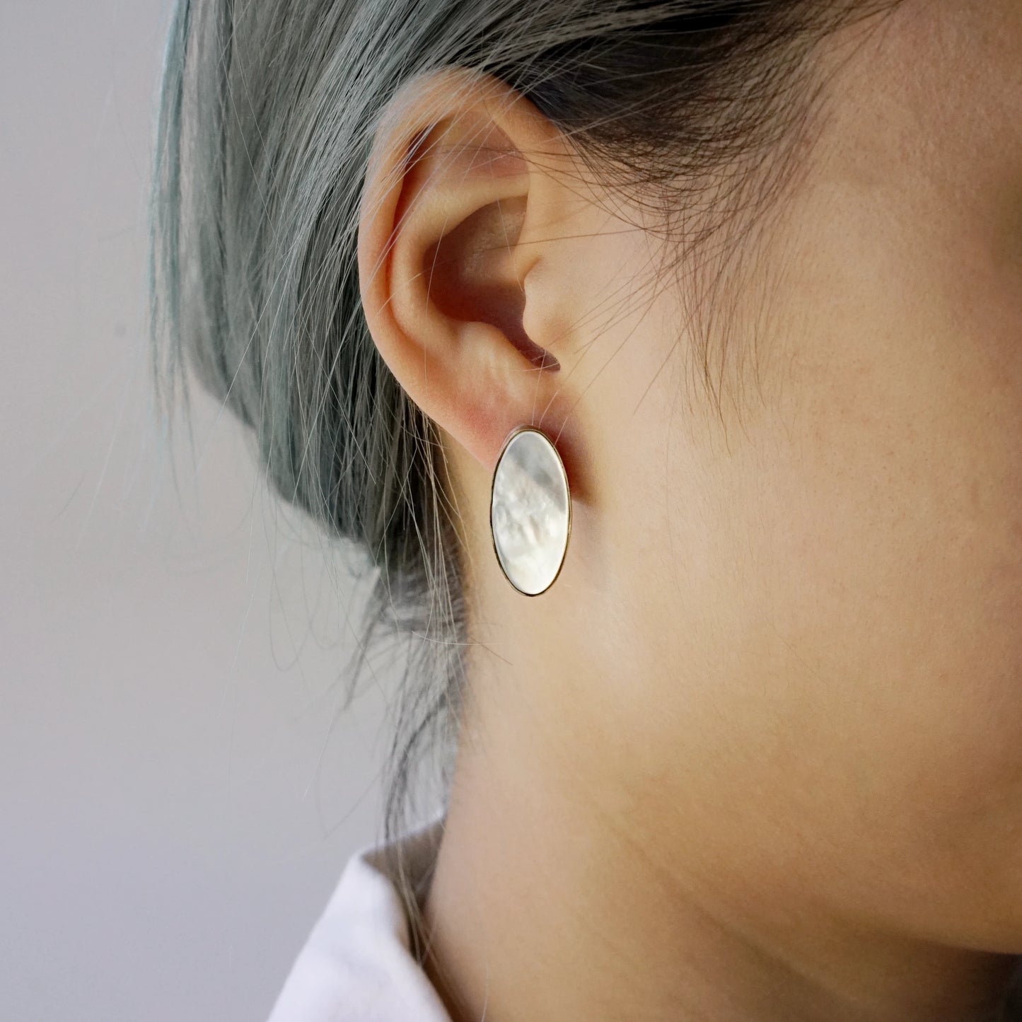 Les Ovales mother of pearl studs