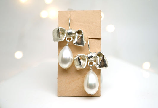 Bow earrings with freshwater pearl