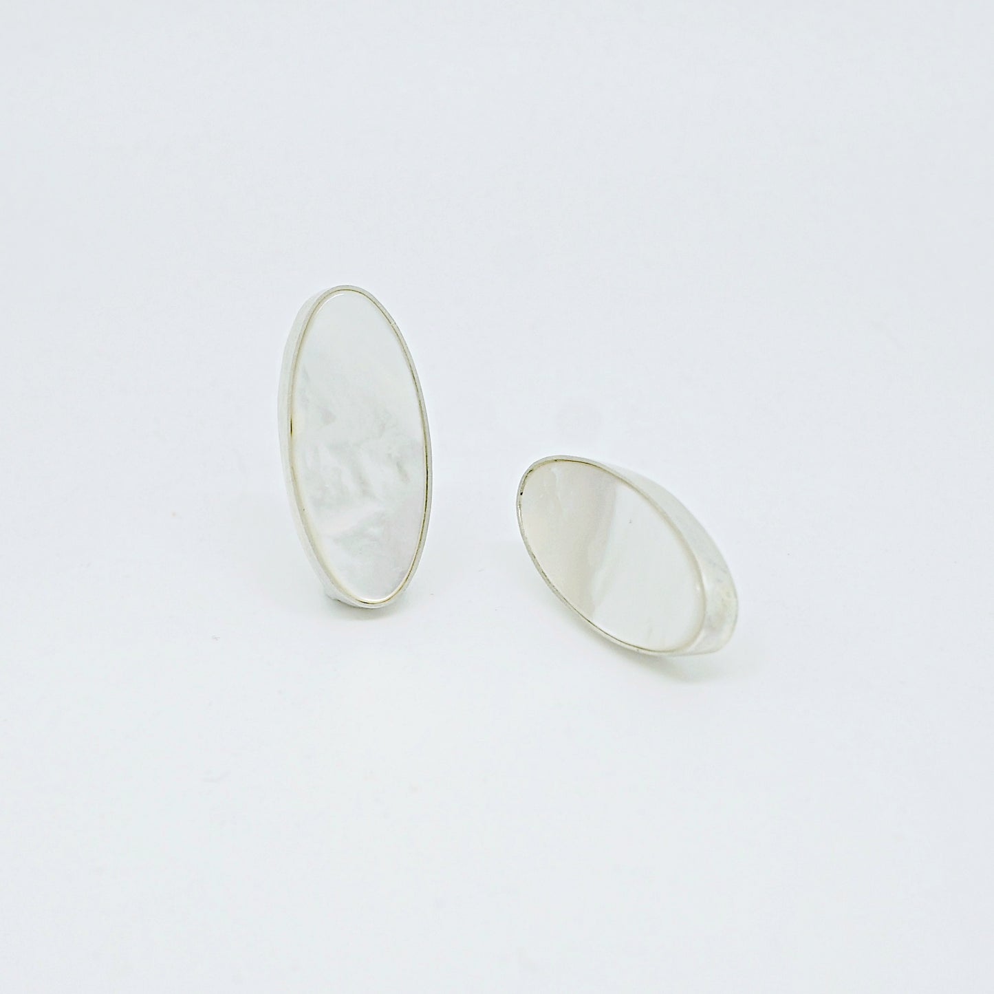 Les Ovales mother of pearl studs