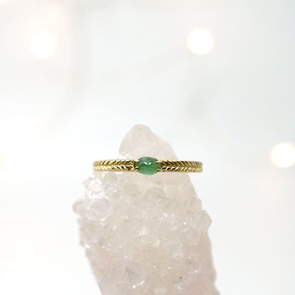 Emerald solitaire ring with details in 14k gold