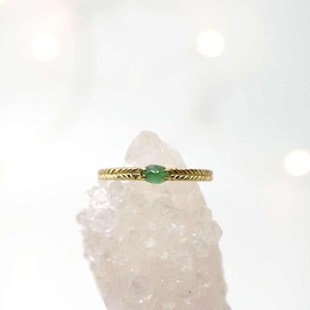 Emerald solitaire ring with details in 14k gold