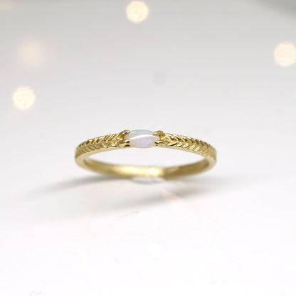 Opal solitaire ring with details in 14K gold