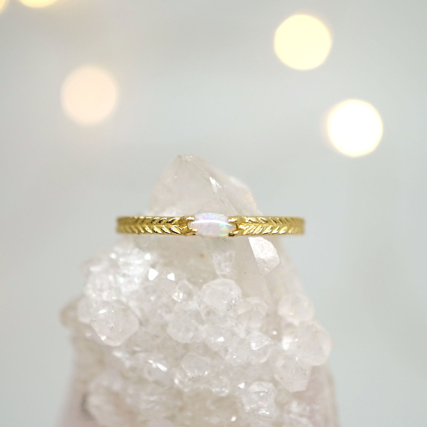 Opal solitaire ring with details in 14K gold