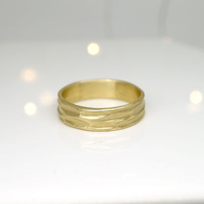 Band with river textures in 14k gold